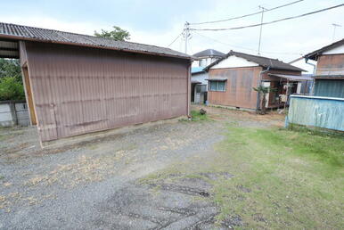 駐車場一台完備しています！普通車問題なくお止めできます！