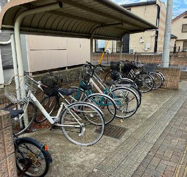 屋根付き駐輪場完備