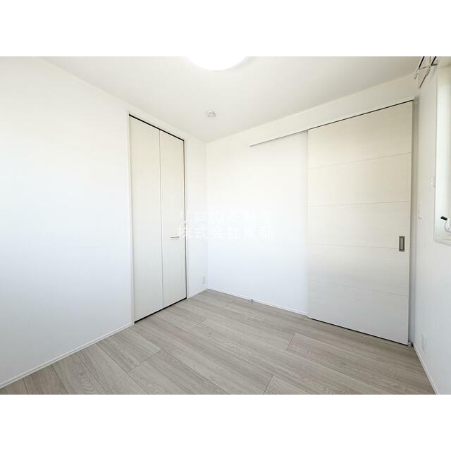 落ち着いた雰囲気で寝室向きのお部屋です♪