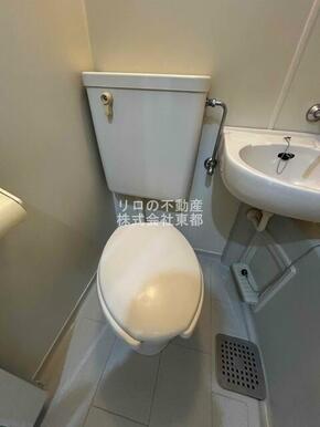 白基調で清潔感のあるトイレです♪