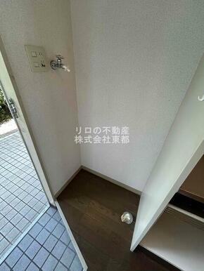 洗濯機置き場は室内にあるので雨に濡れる心配はありません。