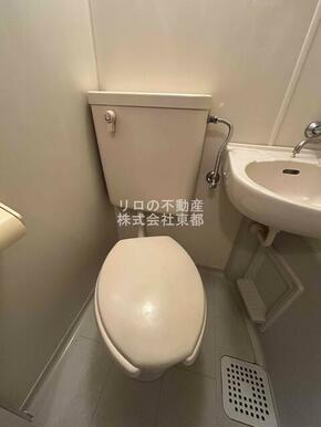 白基調で清潔感のあるトイレです♪