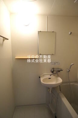 鏡付の洗面ボウルなので、洗顔するときに便利ですね☆