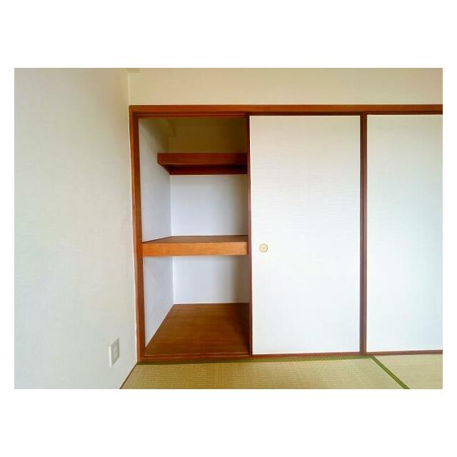 「和室」押入がございます。