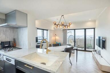 TVは壁掛けができるため、リビングをスッキリ見せることができます。