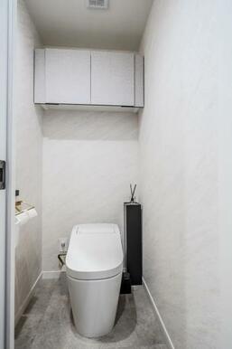 シックで落ち着いたトイレ空間。モノトーンのインテリアが映えますね。