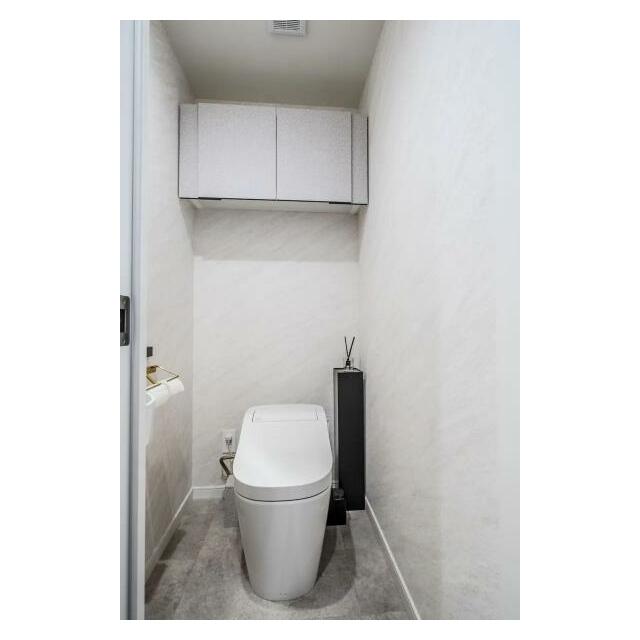 シックで落ち着いたトイレ空間。モノトーンのインテリアが映えますね。