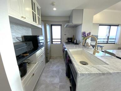 贅沢に大理石天板をあしらったオーダーキッチン。背面収納も充実しており雑多なものを隠すことができます。