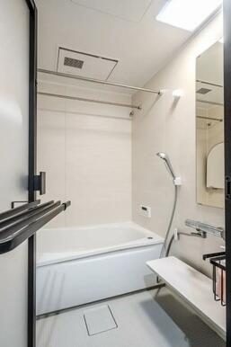 浴室は、白を基調とした清潔感のあるユニットバスが採用されています。