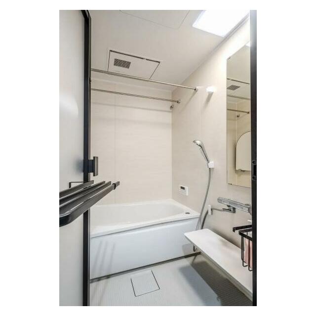 浴室は、白を基調とした清潔感のあるユニットバスが採用されています。