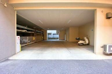 敷地内に駐車場があります。空き状況は随時変わりますため、お問い合わせください。