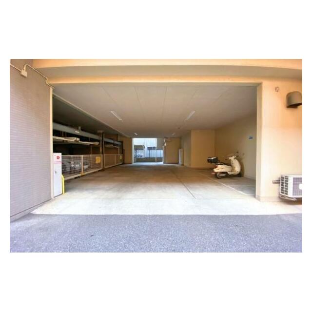 敷地内に駐車場があります。空き状況は随時変わりますため、お問い合わせください。