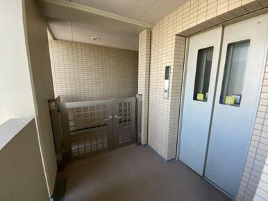 6.61平米の玄関ポーチ付きで、防犯対策にもなり安心です。