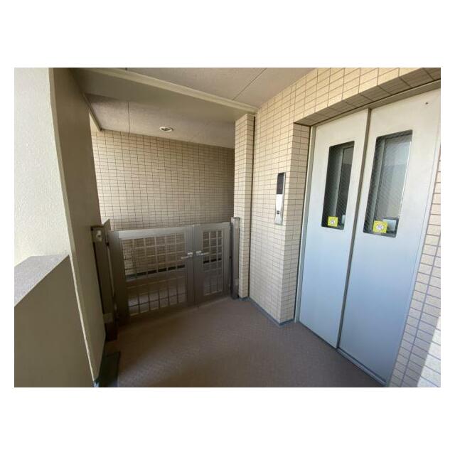 6.61平米の玄関ポーチ付きで、防犯対策にもなり安心です。