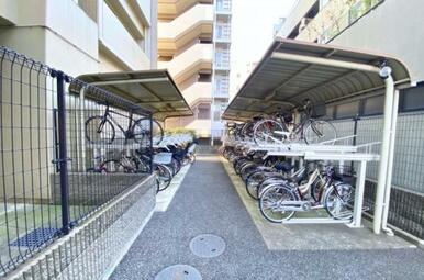 敷地内に駐輪場があります。空き状況は随時変わりますため、お問い合わせください。