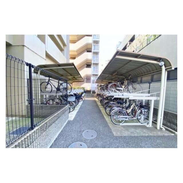 敷地内に駐輪場があります。空き状況は随時変わりますため、お問い合わせください。