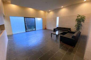 高級感のある広々としたロビー。ソファが設置され、腰を掛けて休憩することもできます。