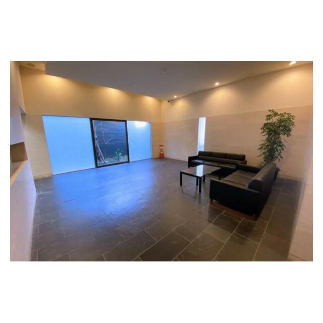 高級感のある広々としたロビー。ソファが設置され、腰を掛けて休憩することもできます。