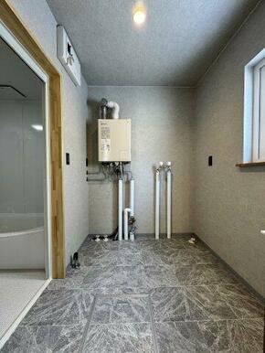 ボイラーも新品で、物を配置しやすい広いUT。