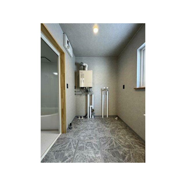 ボイラーも新品で、物を配置しやすい広いUT。