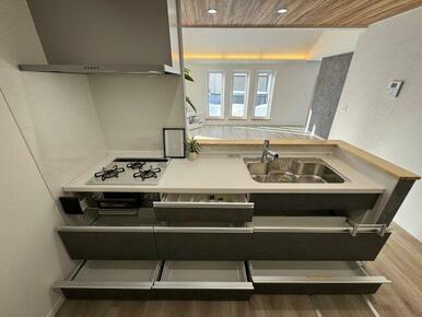 収納力も◎。コンロやフードなど全部新品です。