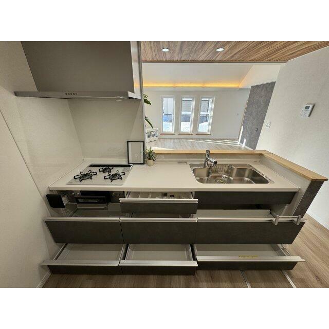 収納力も◎。コンロやフードなど全部新品です。