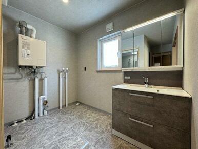 横幅が広く、収納豊富な新品三面鏡。