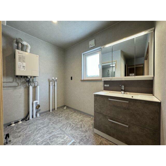 横幅が広く、収納豊富な新品三面鏡。