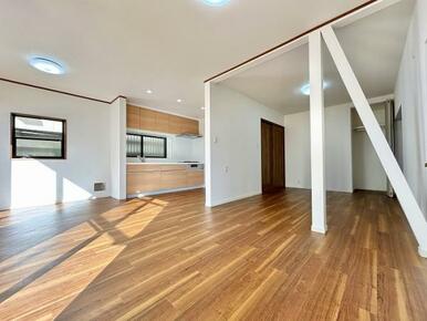 「LDK」日当たりの良いリビングです