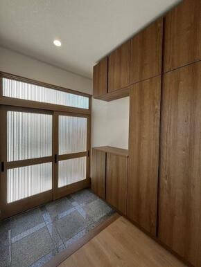 広々としたおしゃれな玄関です。