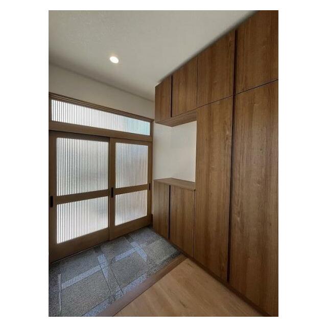 広々としたおしゃれな玄関です。