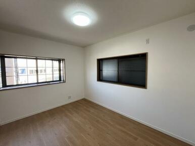 横長の窓があるので採光がとれますね。