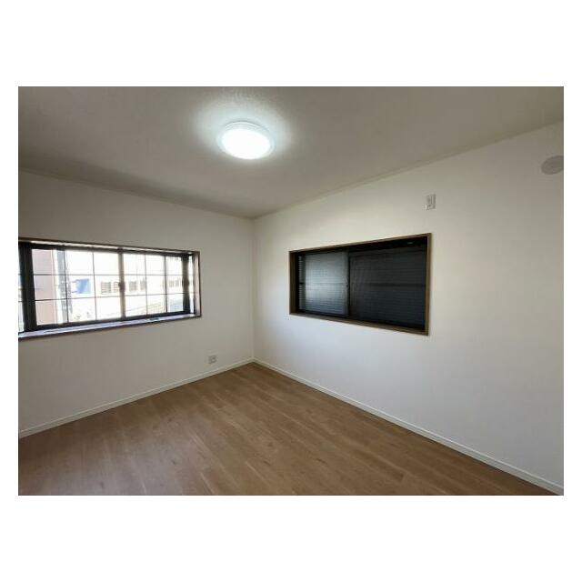 横長の窓があるので採光がとれますね。