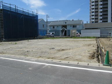 道路との高低差の無いきれいな土地です。