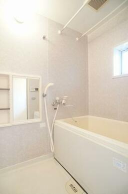 浴室です！壁にオシャレなフィルム貼りをし、高級感のある浴室になっております！