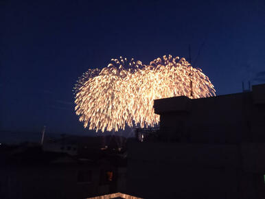 ２０２２．７月。バルコニーからの安倍川の花火の眺め