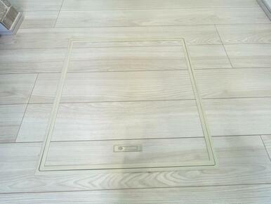 お漬物を漬けたり鍋などの季節物もしまっておける便利な床下収納！