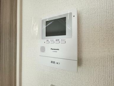 訪問者がひと目でわかるモニター付きインターホンを標準装備。お子さまのお留守番にも安心です！