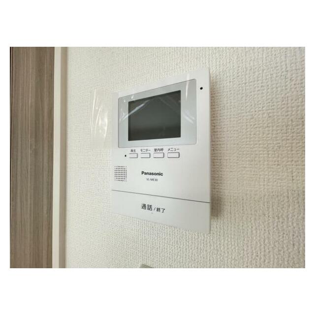 訪問者がひと目でわかるモニター付きインターホンを標準装備。お子さまのお留守番にも安心です！