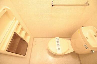 【トイレ】収納棚＆タオル掛有。床は大理石調のクッションフロアを採用しています。