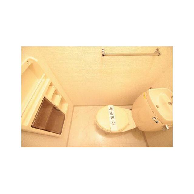 【トイレ】収納棚＆タオル掛有。床は大理石調のクッションフロアを採用しています。