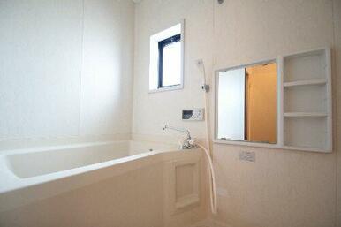 【浴室】追焚給湯付き、小窓がついているため換気も可能です。