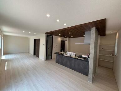 家具の配置で個性が光るリビング（1号棟）