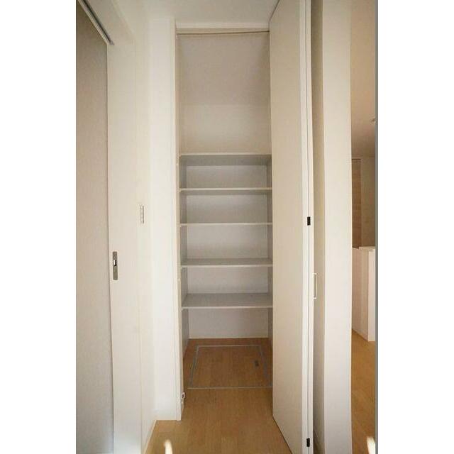 【ホール収納】玄関近くに奥行きのある便利な収納。小分けの棚が設置してあり、細かいものも多く置けます。