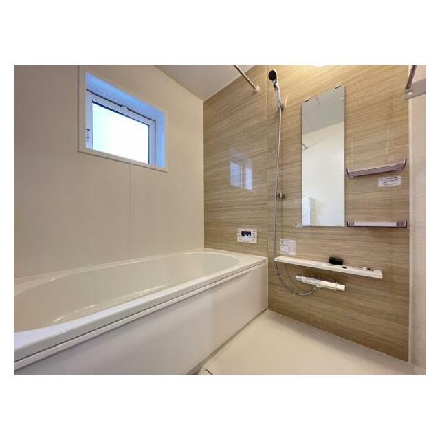 ゆったりと浸かれる1坪風呂を採用！1日の疲れを癒してくれる浴室は窓のある開放的な空間＾＾