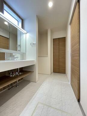 ゆとりあるカウンターはフラットで掃除も楽々！おしゃれな造作洗面です＾＾