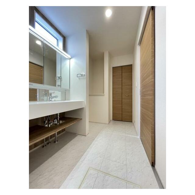 ゆとりあるカウンターはフラットで掃除も楽々！おしゃれな造作洗面です＾＾