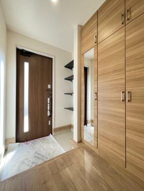 玄関を広く利用できるようシューズクローゼットを完備。ご家族みんなの靴をスッキリ収納できます！