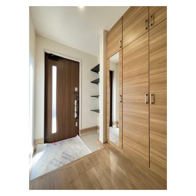 玄関を広く利用できるようシューズクローゼットを完備。ご家族みんなの靴をスッキリ収納できます！