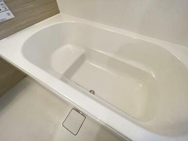 浴槽内はベンチ付きなので半身浴や親子一緒に入浴が楽しめます♪